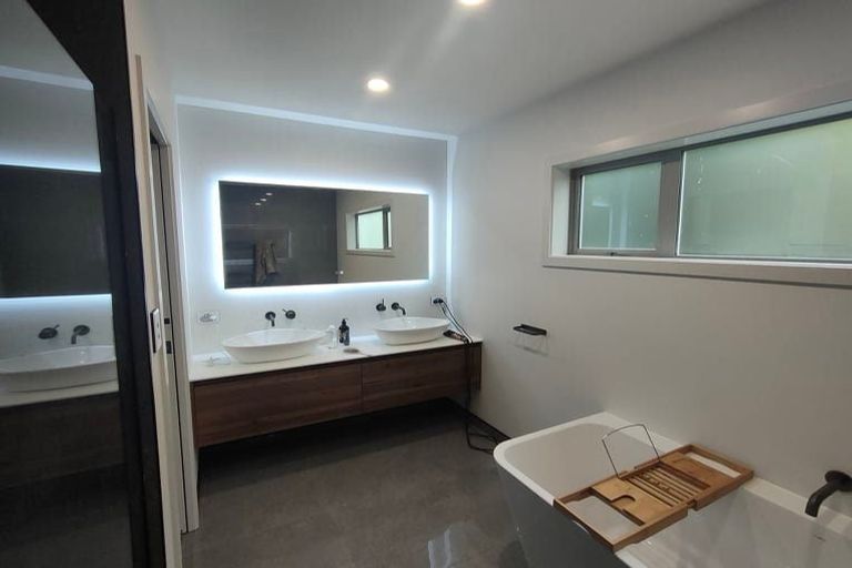 Photo of property in 27 The Brae, Mount Pleasant, Christchurch, 8081