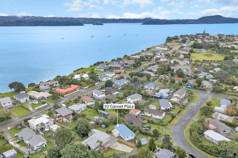 Photo of property in 10 Gannet Place, One Tree Point, 0118