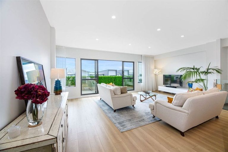 Photo of property in 12 Moki Place, Long Bay, Auckland, 0630