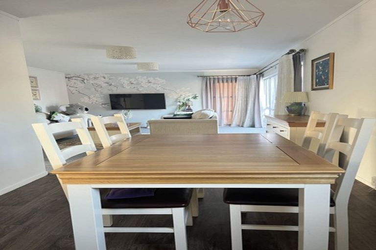 Photo of property in 1/110 Saddleback Rise, Murrays Bay, Auckland, 0630