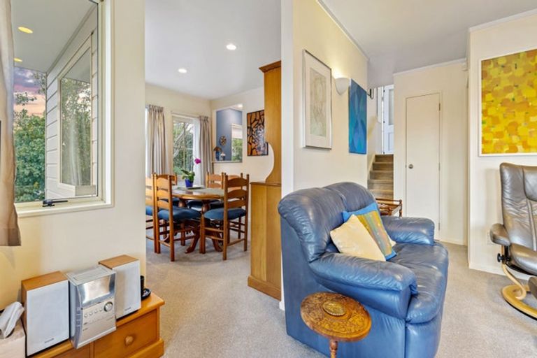 Photo of property in 2/30 Sunset Road, Unsworth Heights, Auckland, 0632