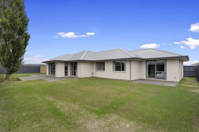Photo of property in 15 Saint James Place, Rangiora, 7400