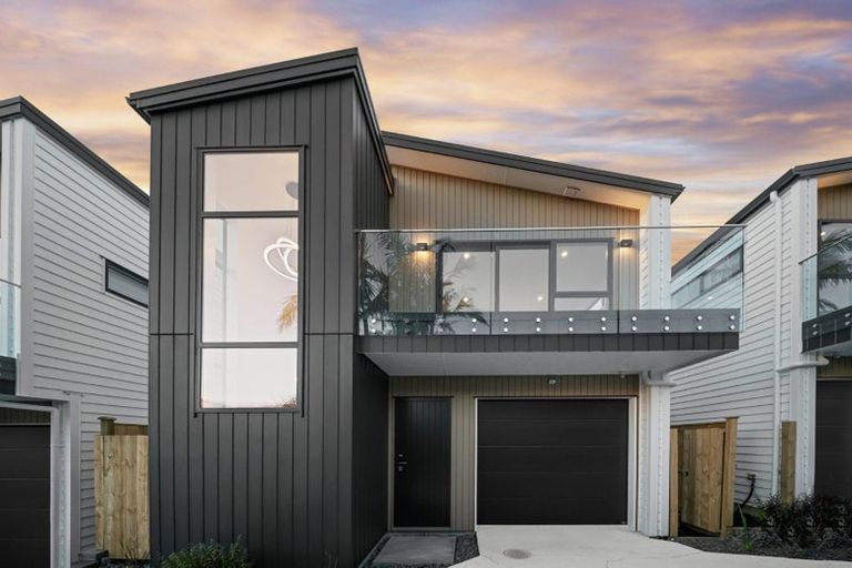 Photo of property in 16c Madison Place, Forrest Hill, Auckland, 0620