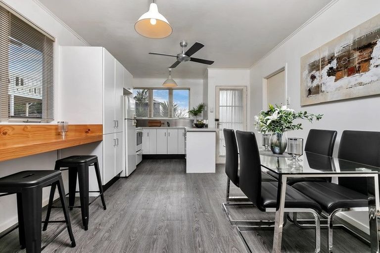 Photo of property in 16 Patts Avenue, Glendene, Auckland, 0602