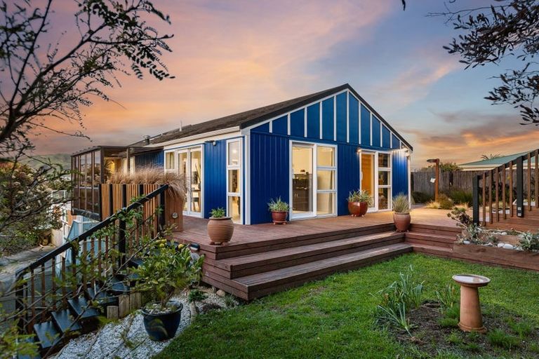 Photo of property in 2/11 Mervyn Place, Plimmerton, Porirua, 5026