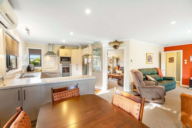 Photo of property in 11 Cleveland Heights, Kelvin Grove, Palmerston North, 4414