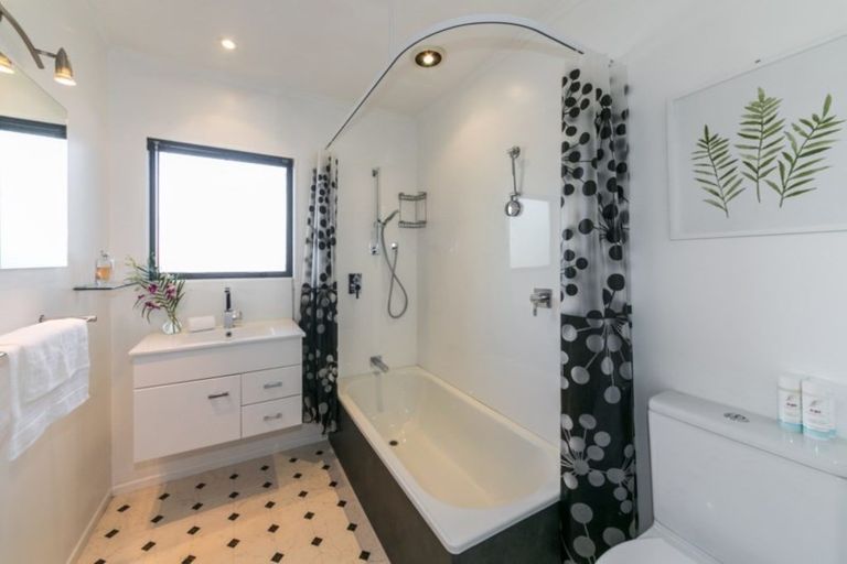 Photo of property in 11 Lipscombe Crescent, Havelock North, 4130