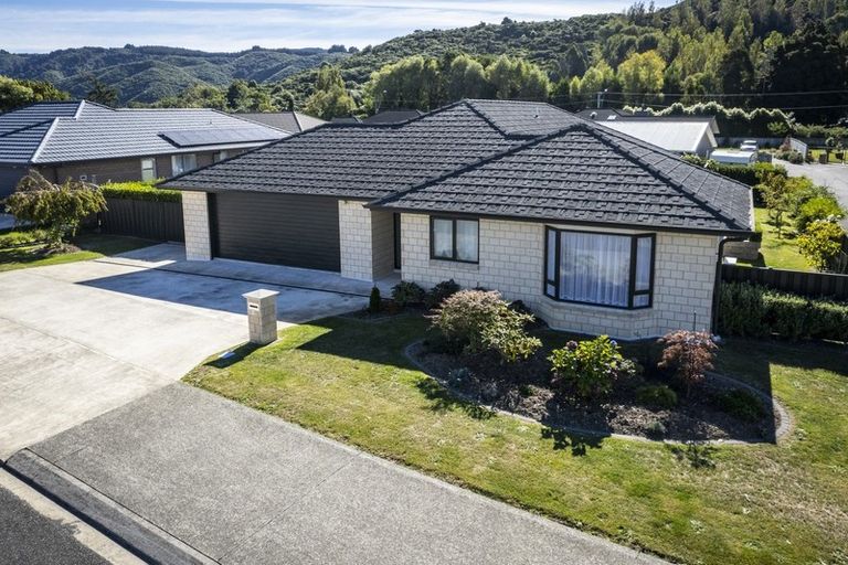 Photo of property in 4 Sunstone Crescent, Brown Owl, Upper Hutt, 5018