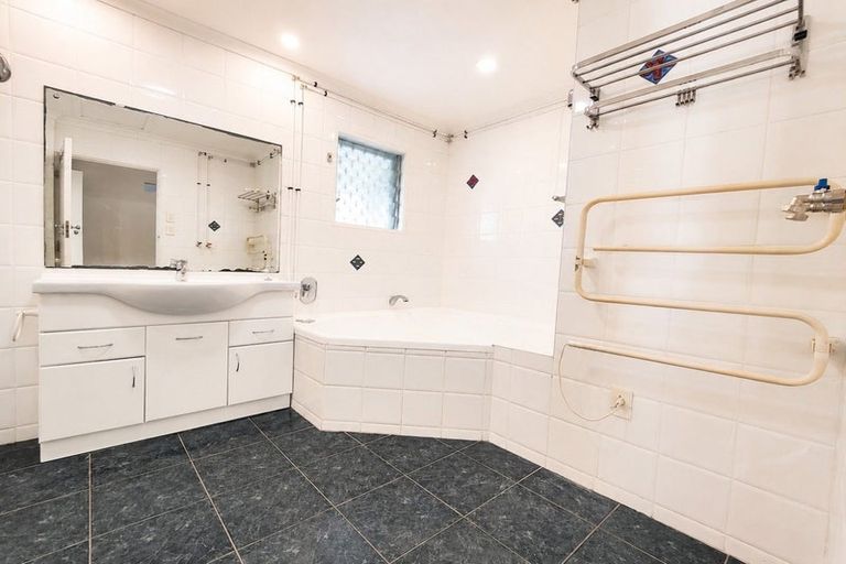 Photo of property in 2 Mellons Bay Road, Howick, Auckland, 2014