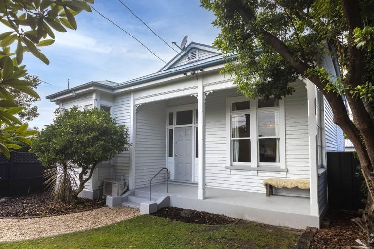 Photo of property in 17 Reeves Road, Opawa, Christchurch, 8023