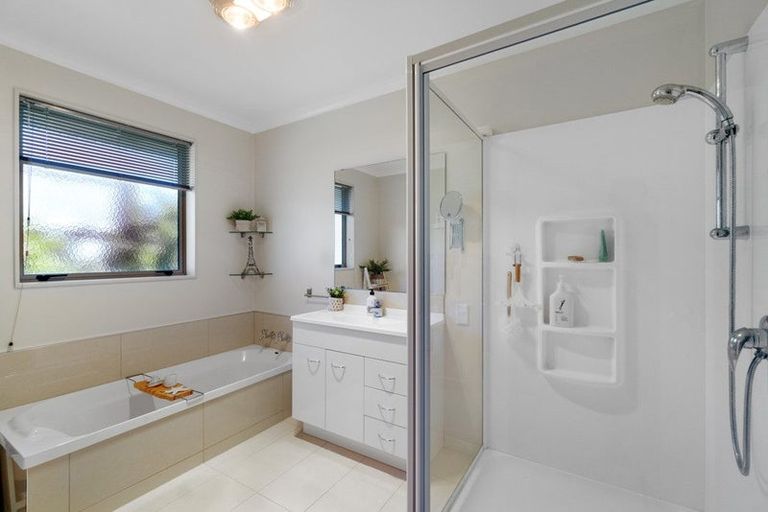 Photo of property in 4 Ruske Place, Grandview Heights, Hamilton, 3200