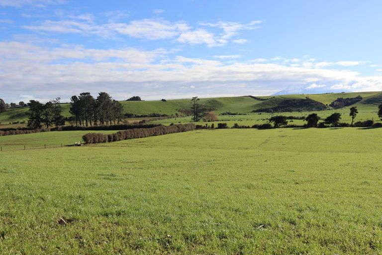 Photo of property in 169 Rawhitiroa Road, Eltham, 4398