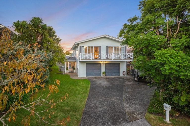Photo of property in 26 Holdaway Avenue, Northcote, Auckland, 0627