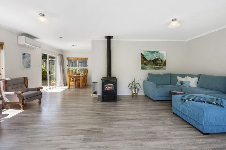 Photo of property in 2 Corlett Road, Plimmerton, Porirua, 5026