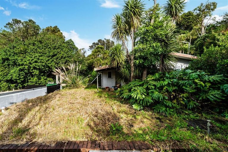 Photo of property in 323 Glenfield Road, Glenfield, Auckland, 0629