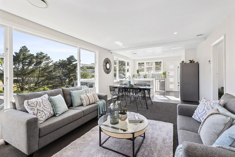 Photo of property in 51 Glanmire Road, Newlands, Wellington, 6037