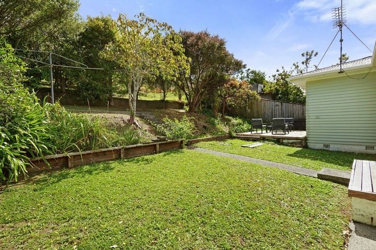Photo of property in 17 Lane Crescent, Tawa, Wellington, 5028