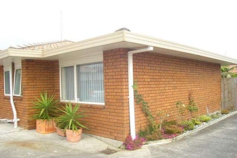 Photo of property in 1/3 Caribbean Drive, Unsworth Heights, Auckland, 0632