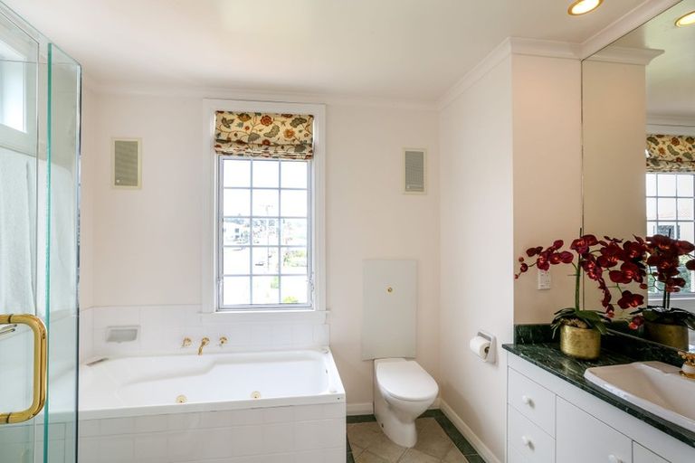 Photo of property in 1 Kawaroa Lane, New Plymouth, 4310