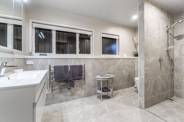 Photo of property in 2 Puriri Place, Sandspit, Warkworth, 0982