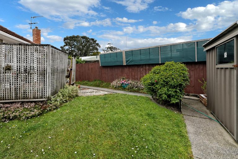 Photo of property in 1/9 Vardon Road, Green Bay, Auckland, 0604