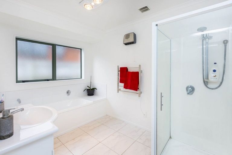 Photo of property in 32 Percy Kinsman Crescent, Riverstone Terraces, Upper Hutt, 5018