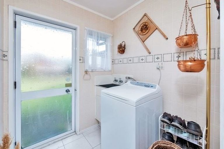 Photo of property in 15 Donzella Place, Conifer Grove, Takanini, 2112