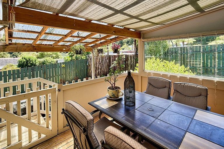Photo of property in 73 Blue Mountains Road, Pinehaven, Upper Hutt, 5019