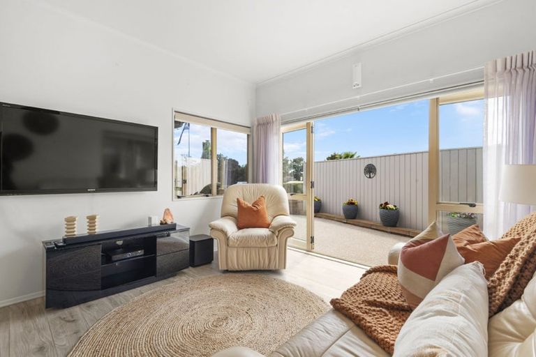 Photo of property in 8 Stonedge Lane, Rosedale, Auckland, 0632