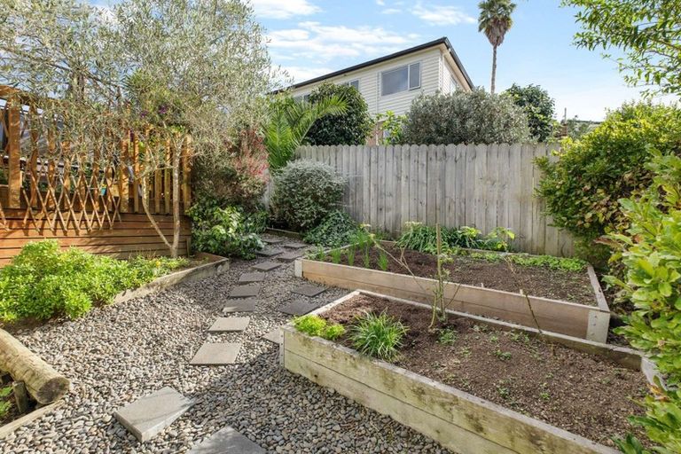 Photo of property in 2 Jammen Drive, Massey, Auckland, 0614