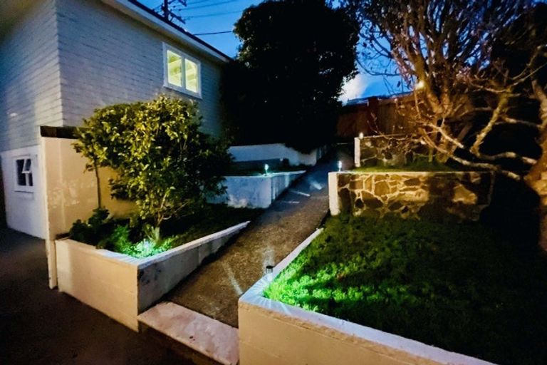 Photo of property in 15 Glanmire Road, Newlands, Wellington, 6037