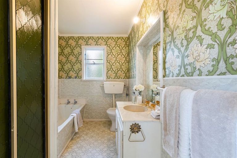 Photo of property in 1/516 Glenfield Road, Bayview, Auckland, 0629