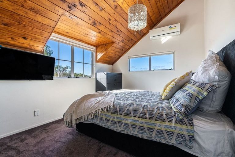 Photo of property in 138 Chelsea View Drive, Chatswood, Auckland, 0626