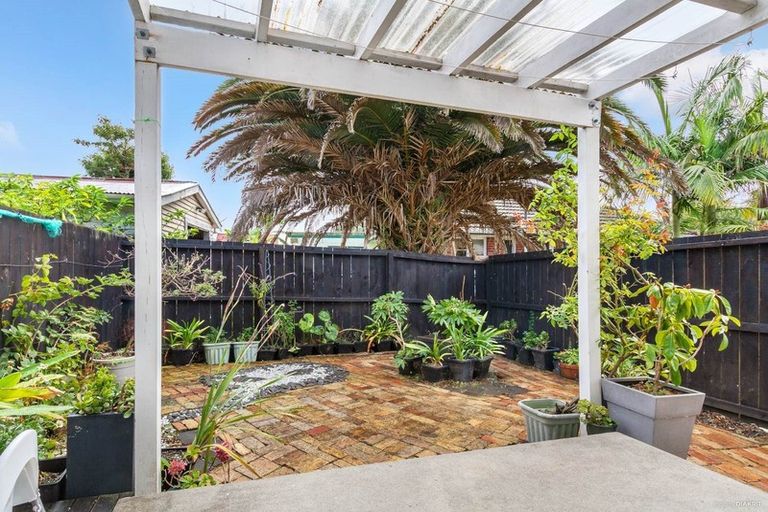 Photo of property in 2/42 Rata Street, New Lynn, Auckland, 0600