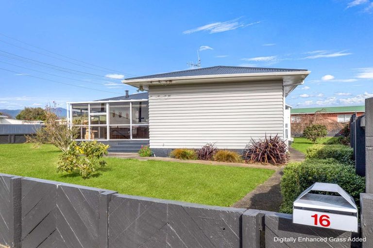 Photo of property in 16 Meadowvale Drive, Levin, 5510