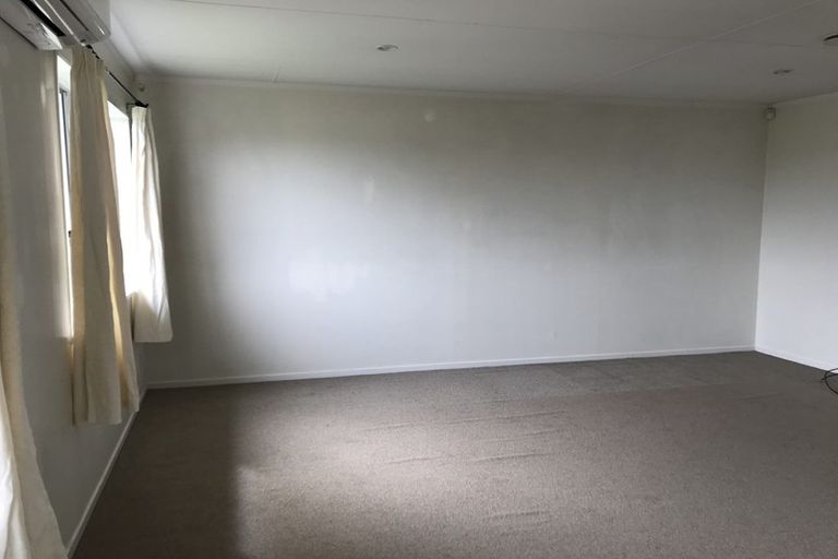 Photo of property in 15a Bayswater Place, Newlands, Wellington, 6037