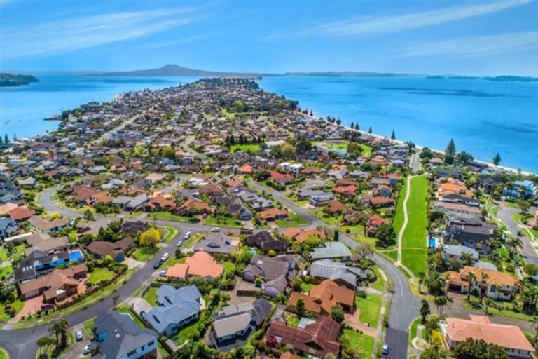 Photo of property in 8 Gillard Place, Eastern Beach, Auckland, 2012