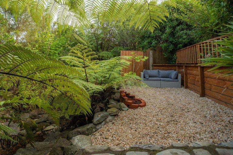 Photo of property in 24 Waimarama Street, Waikawa, Picton, 7220