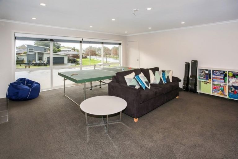 Photo of property in 2 Bob Craig Place, Pukekohe, 2120