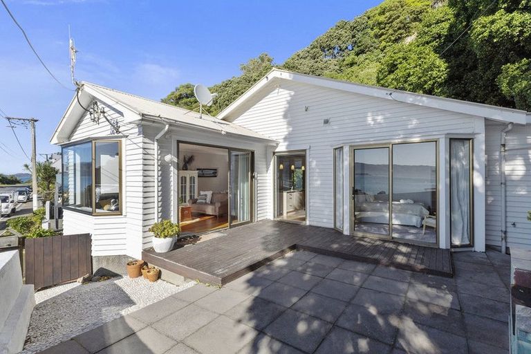 Photo of property in 493 Karaka Bay Road, Karaka Bays, Wellington, 6022