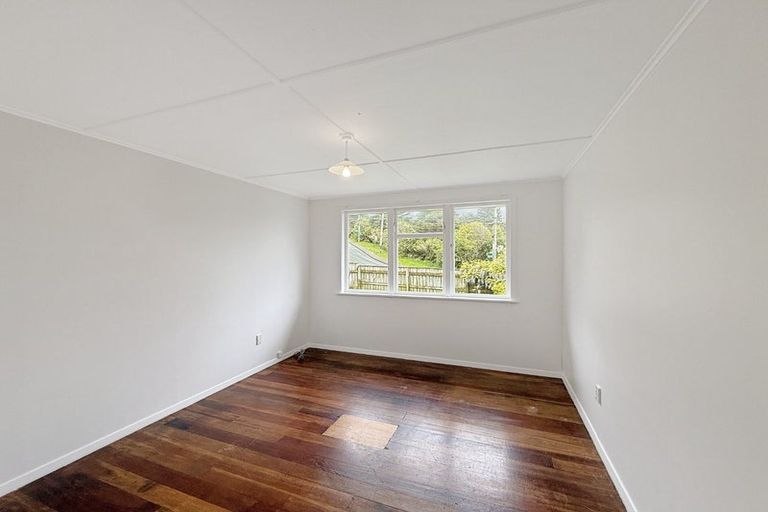 Photo of property in 1 Gribble Grove, Stokes Valley, Lower Hutt, 5019