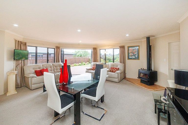 Photo of property in 16 Sycamore Crescent, Fitzherbert, Palmerston North, 4410