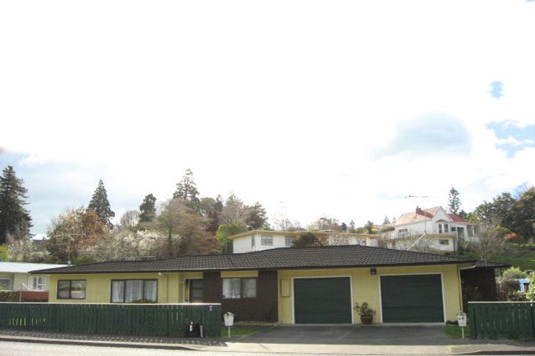 Photo of property in 2 Waverley Street, Waipawa, 4210