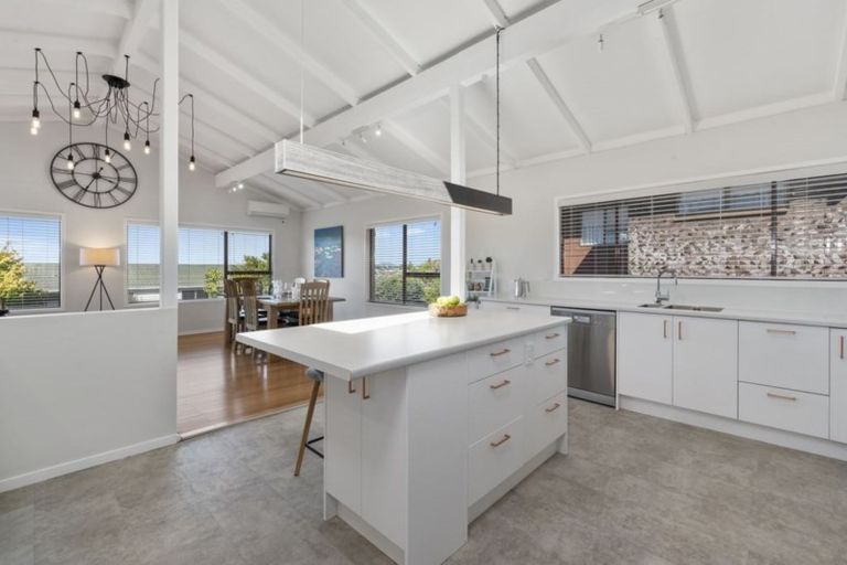 Photo of property in 8 Robin Lane, Browns Bay, Auckland, 0630