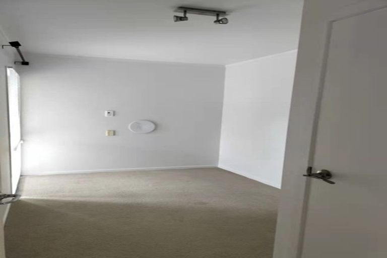 Photo of property in 5 Hutchinsons Road, Bucklands Beach, Auckland, 2014