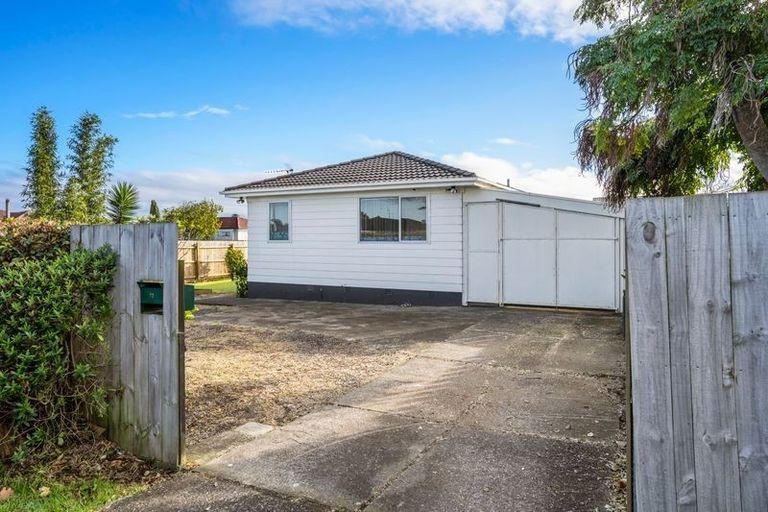 Photo of property in 11 Gibbons Road, Weymouth, Auckland, 2103