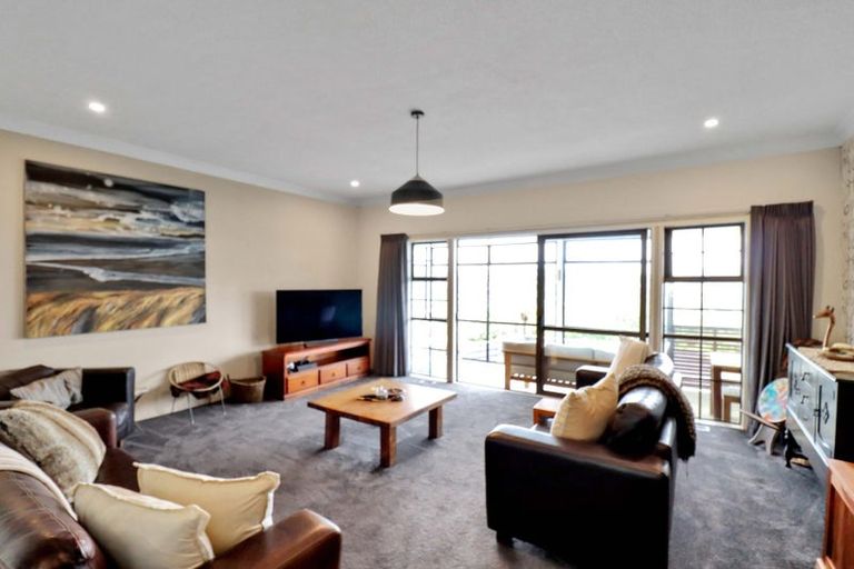 Photo of property in 92 Stewart Drive, Newlands, Wellington, 6037