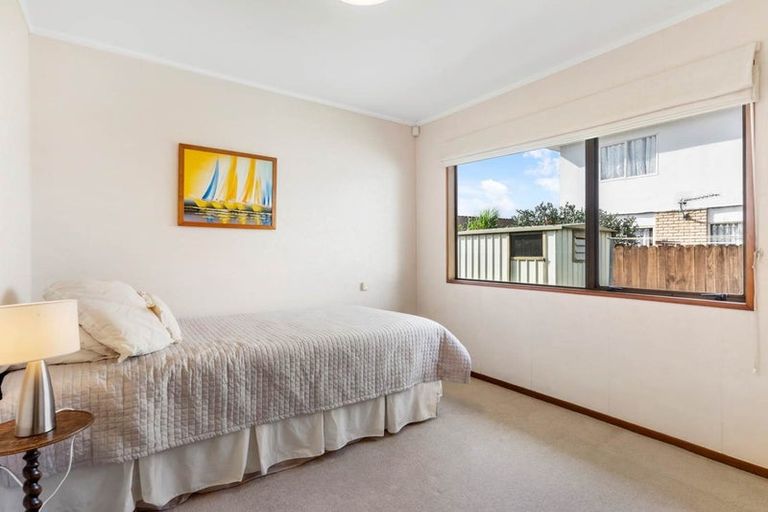 Photo of property in 16 Hayes Place, Half Moon Bay, Auckland, 2012