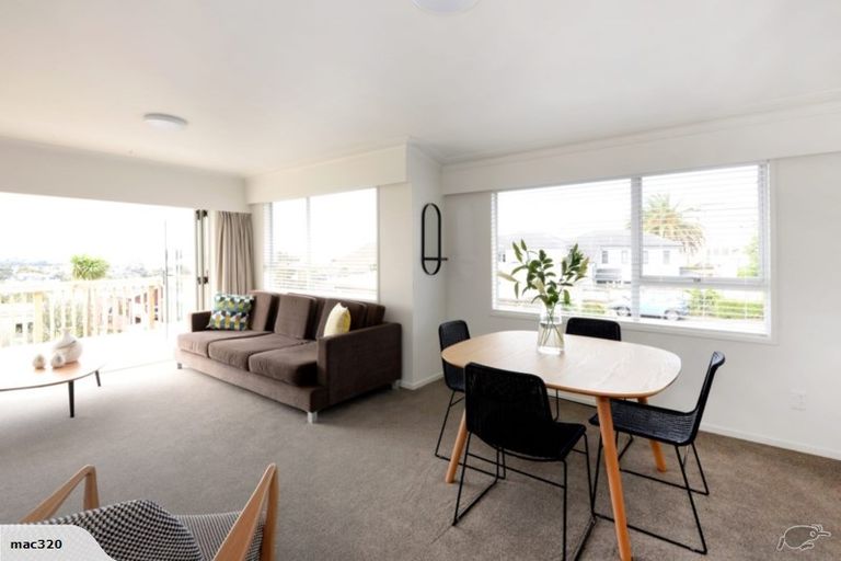 Photo of property in 2/611 Beach Road, Rothesay Bay, Auckland, 0630