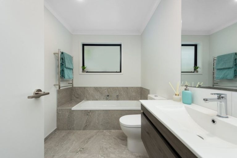 Photo of property in 35 Ballintoy Park Drive, Welcome Bay, Tauranga, 3175